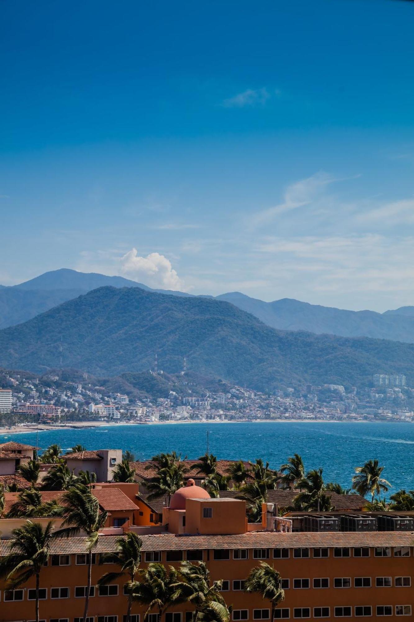 Отель One Puerto Vallarta Aeropuerto Экстерьер фото