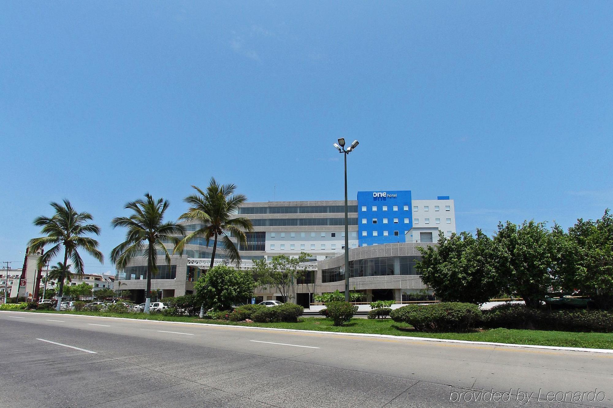 Отель One Puerto Vallarta Aeropuerto Экстерьер фото