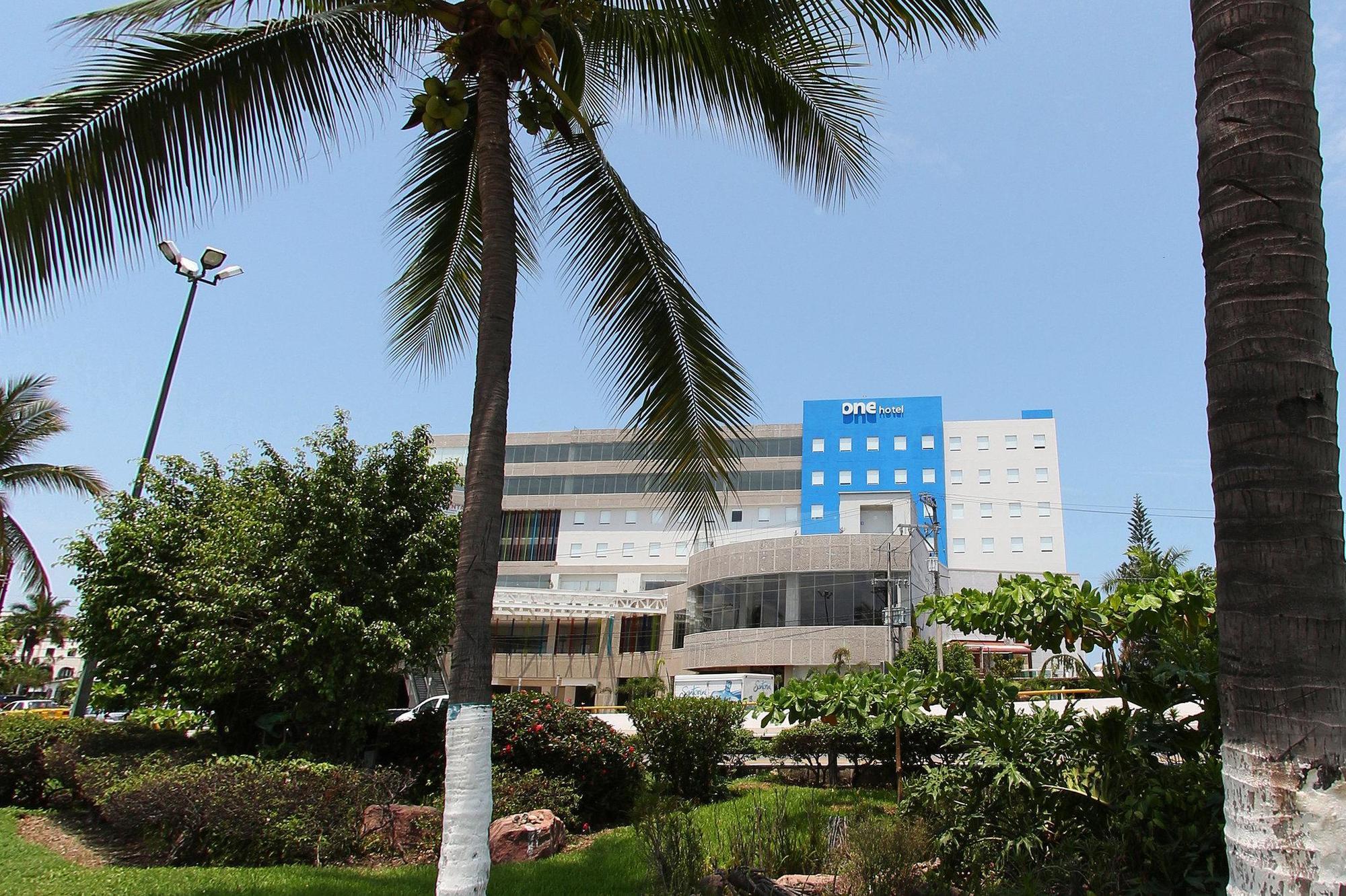 Отель One Puerto Vallarta Aeropuerto Экстерьер фото