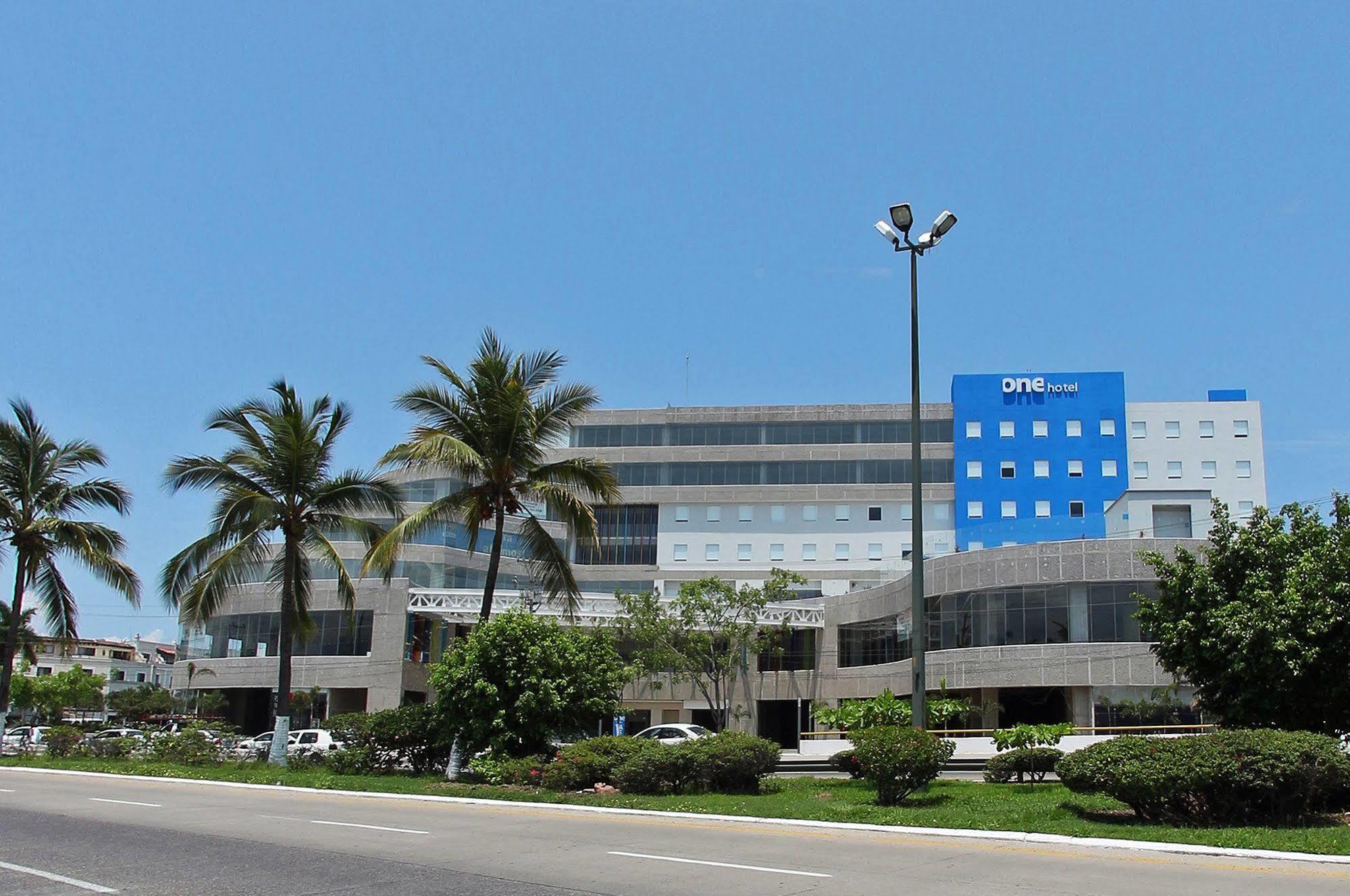 Отель One Puerto Vallarta Aeropuerto Экстерьер фото